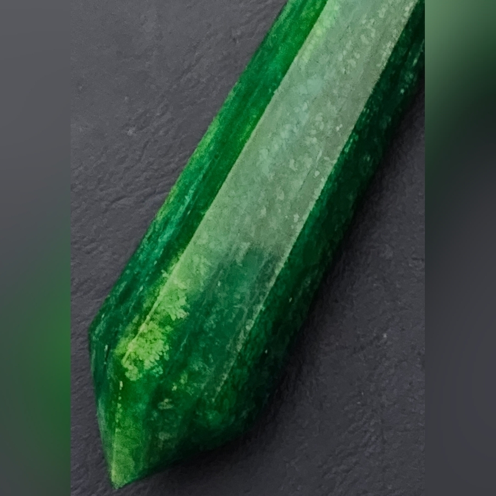 Green Moonstone Tower, also known as Garnierite. - Picture 4 of 4